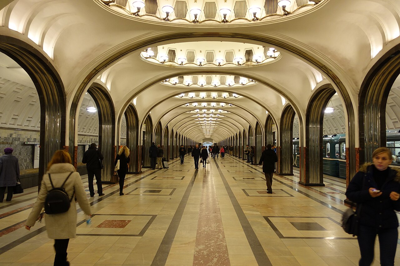 Metro di Mosca: come orientarsi, cambiare linea e scegliere l’uscita - Italiani in Russia Banchina della stazione Majakovskaja della metropolitana di Mosca
