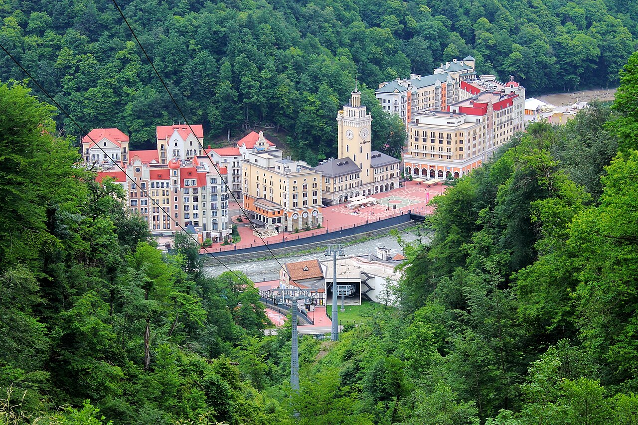 Panorama del resort montano Rosa Khutor a Krasnaya Polyana vicino Soči